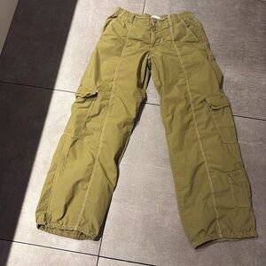 Like new!! Women’s lower rise, wide leg cargo pants